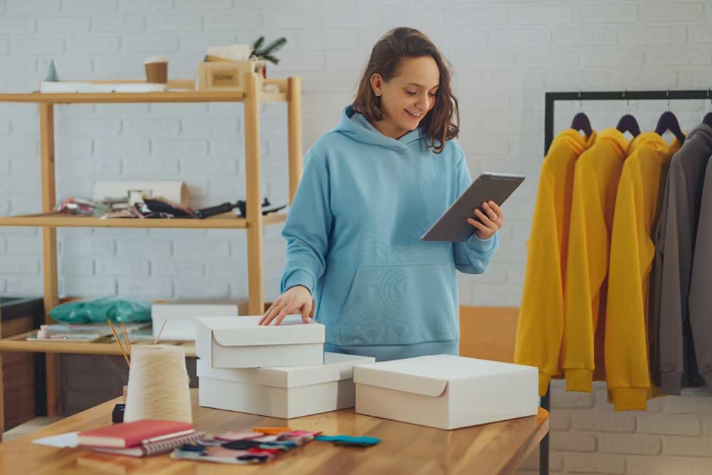 Frau scannt Produkte im Lager, symbolisiert mehrsprachige Produktbeschreibungen im E-Commerce
