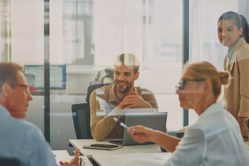 Team in Business-Besprechung im Büro, steht für Zusammenarbeit mit maßgeschneiderten Übersetzungslösungen