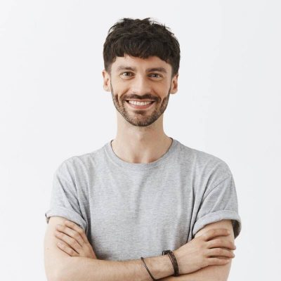 Mann mit verschränkten Armen im grauen Shirt, vertraut auf intuitive KI-Übersetzungstools