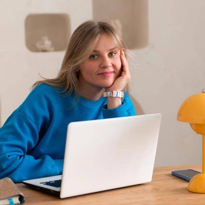 Frau arbeitet konzentriert im Homeoffice mit Laptop, zeigt einfache Integration von Übersetzungen in den Alltag